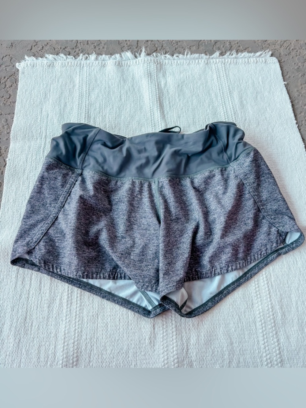 Lululemon Speed Up Shorts in the Heather Lux Multi Black / Graphite Grey size 4